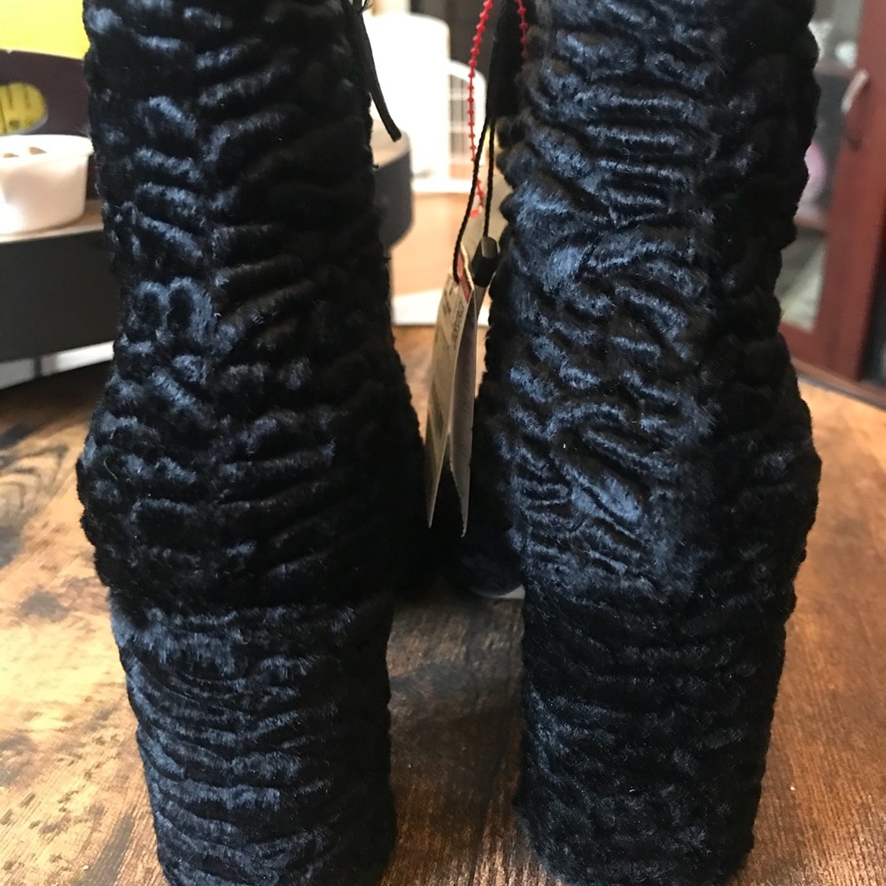Gorgeous Zara boots. So soft and w a wavy look - Picture 6 of 8